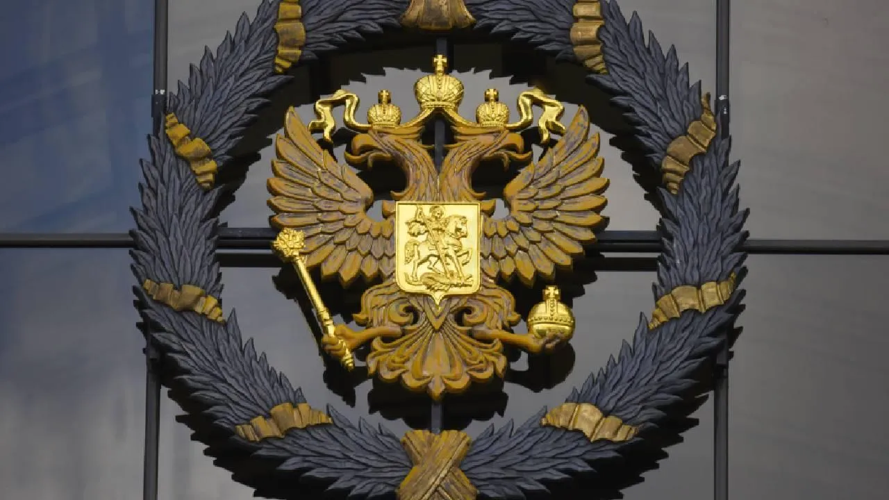 Кузбассовца, ударившего два раза жену ножом в живот, отпустили домой из-за ее беременности