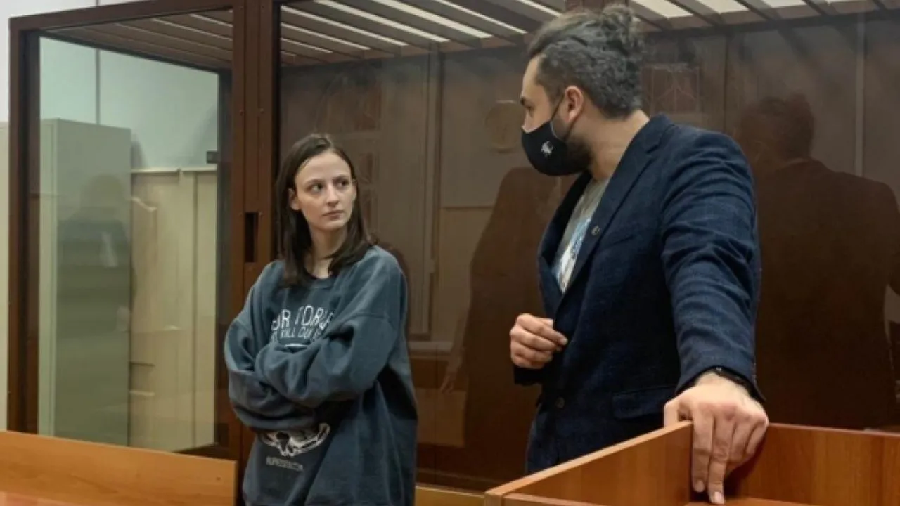 Суд заочно арестовал бывшую участницу Pussy Riot Люсю Штейн