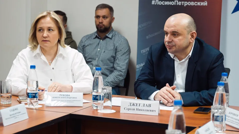 Глава округа Сергей Джеглав (справа) на встрече с жителями Фото: пресс-служба администрации г.о. Лосино-Петровский