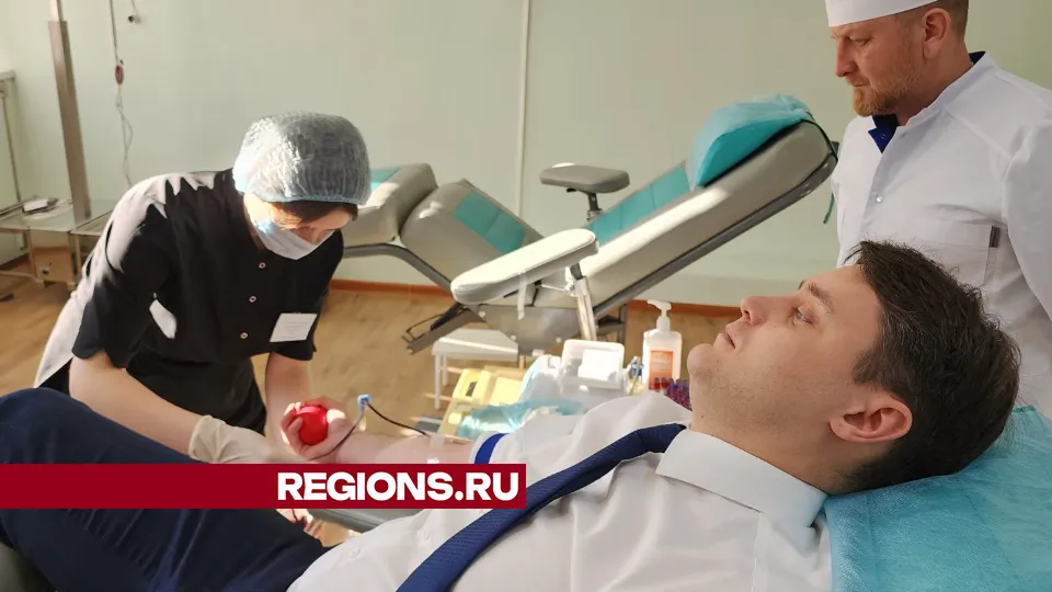 Главврач Егорьевской больницы Дмитрий Каприн сдает кровь. Фото: Юлия Андросова