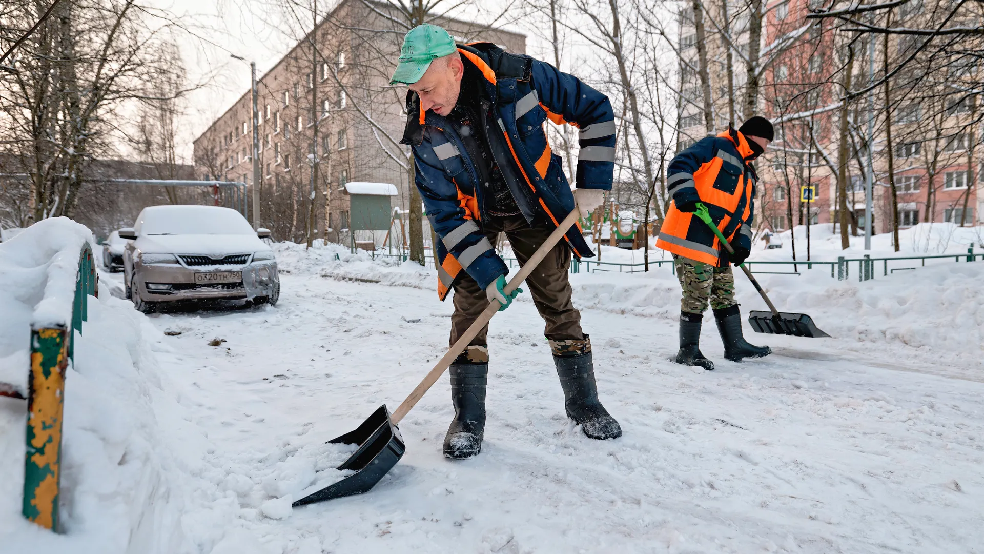 Уборка снега в поселке Большие Вяземы Одинцовского округа