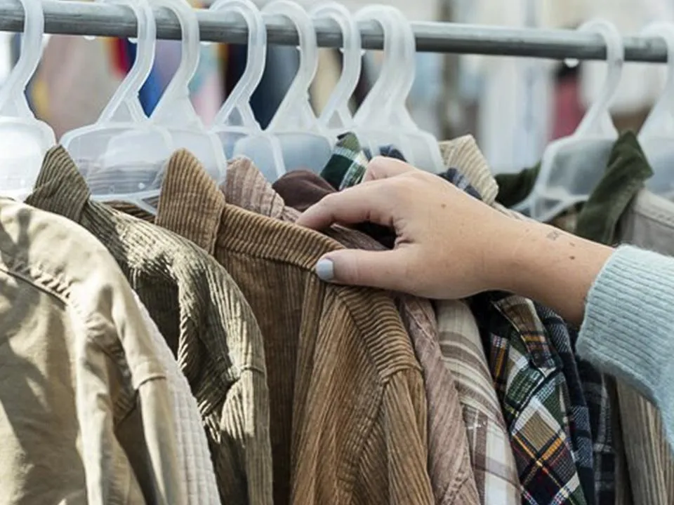 «Даже специалист не всегда отличит от шелка»: дизайнер развеяла известный миф о синтетической одежде