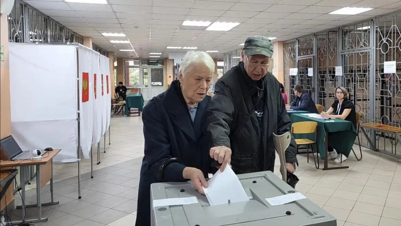 Незрячие и слабовидящие избиратели Подмосковья голосуют с помощью специальных трафаретов