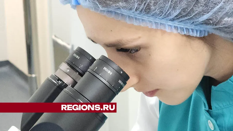 Старший микробиолог биокомбината Ксения Медведева за работой  Фото: Валерия Тингаева