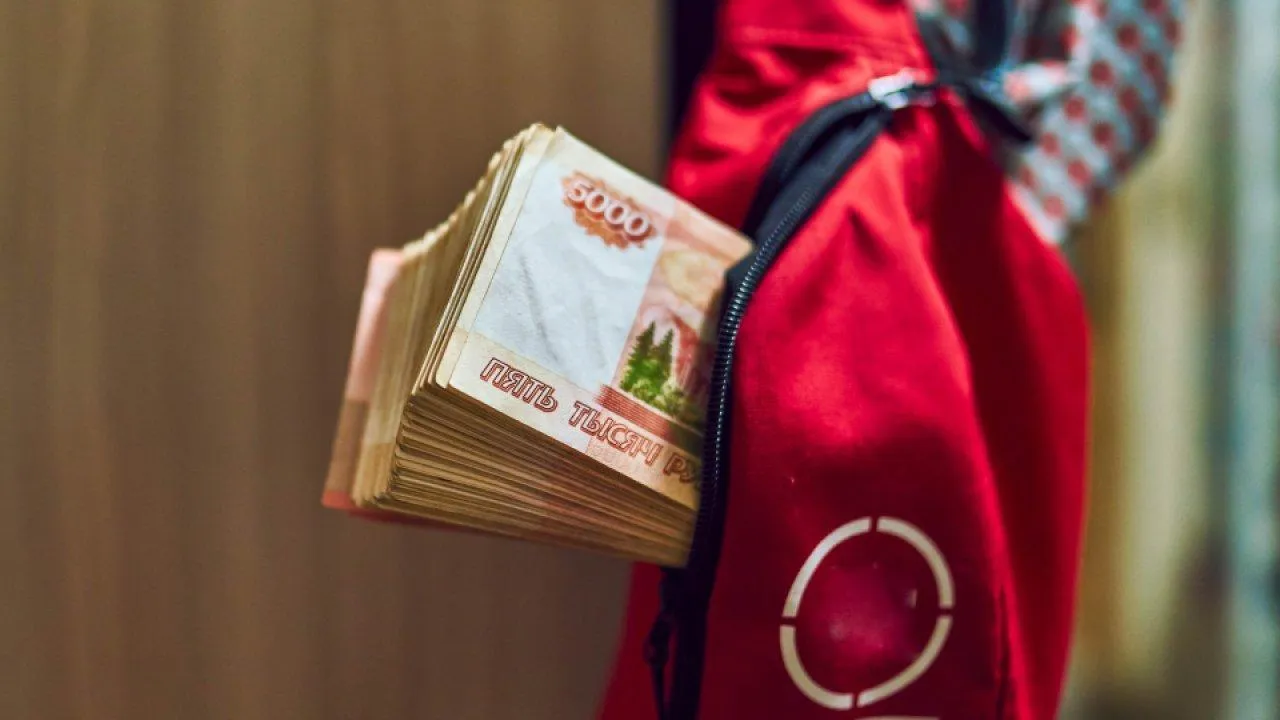 От 700 руб. за листовки до 115 тыс. в кофейне: сколько могут заработать подростки этим летом