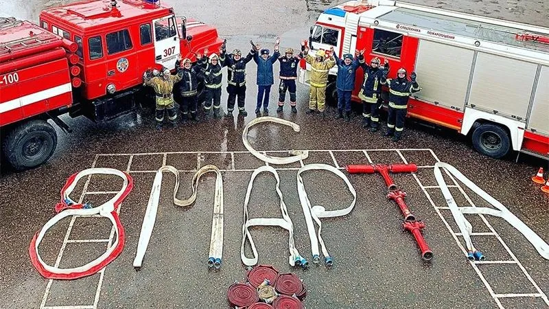 Двойной флешмоб в честь 8 Марта устроили спасатели Балашихи 