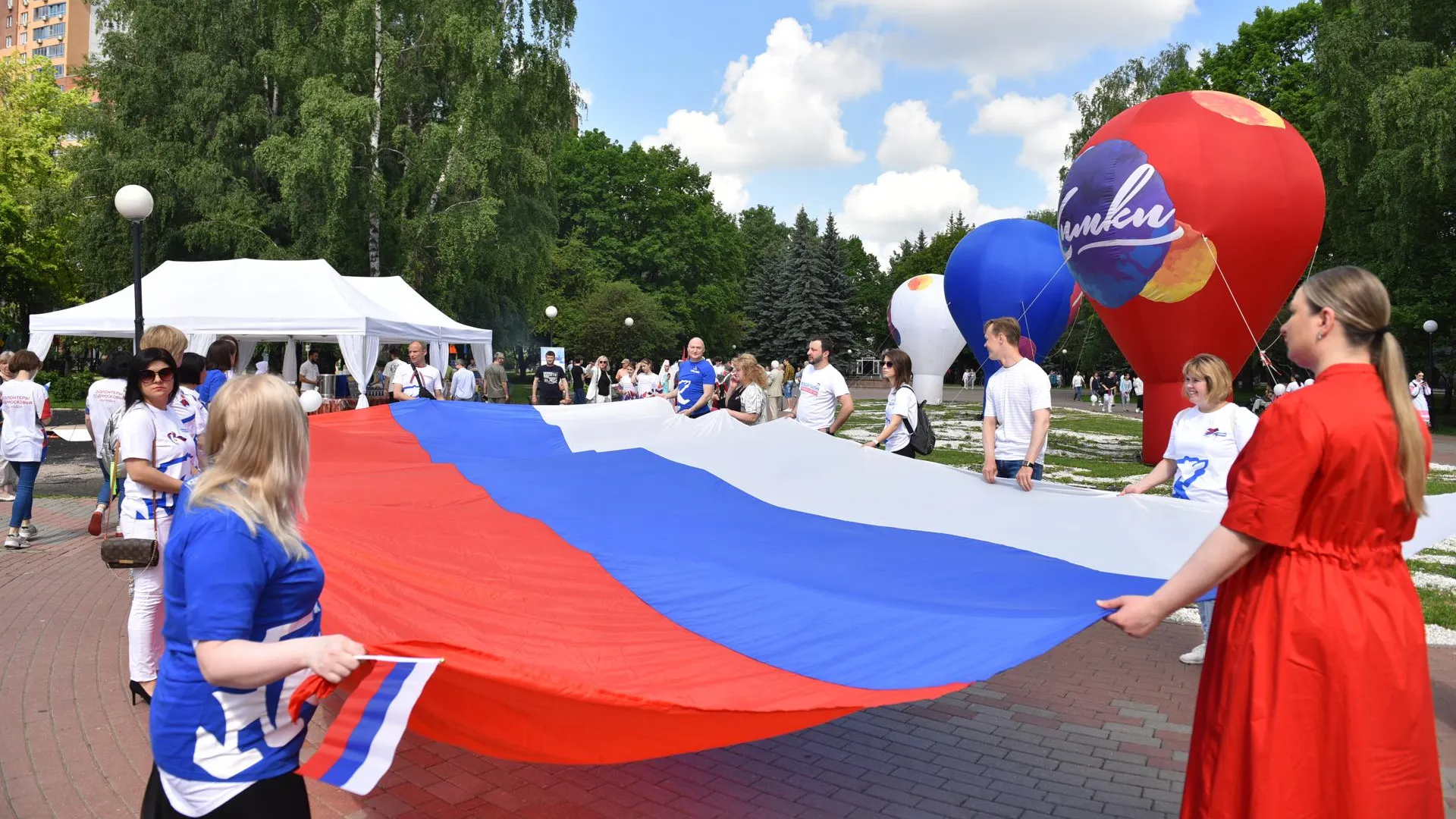 Глава Химок поздравил жителей с Днем Государственного флага РФ
