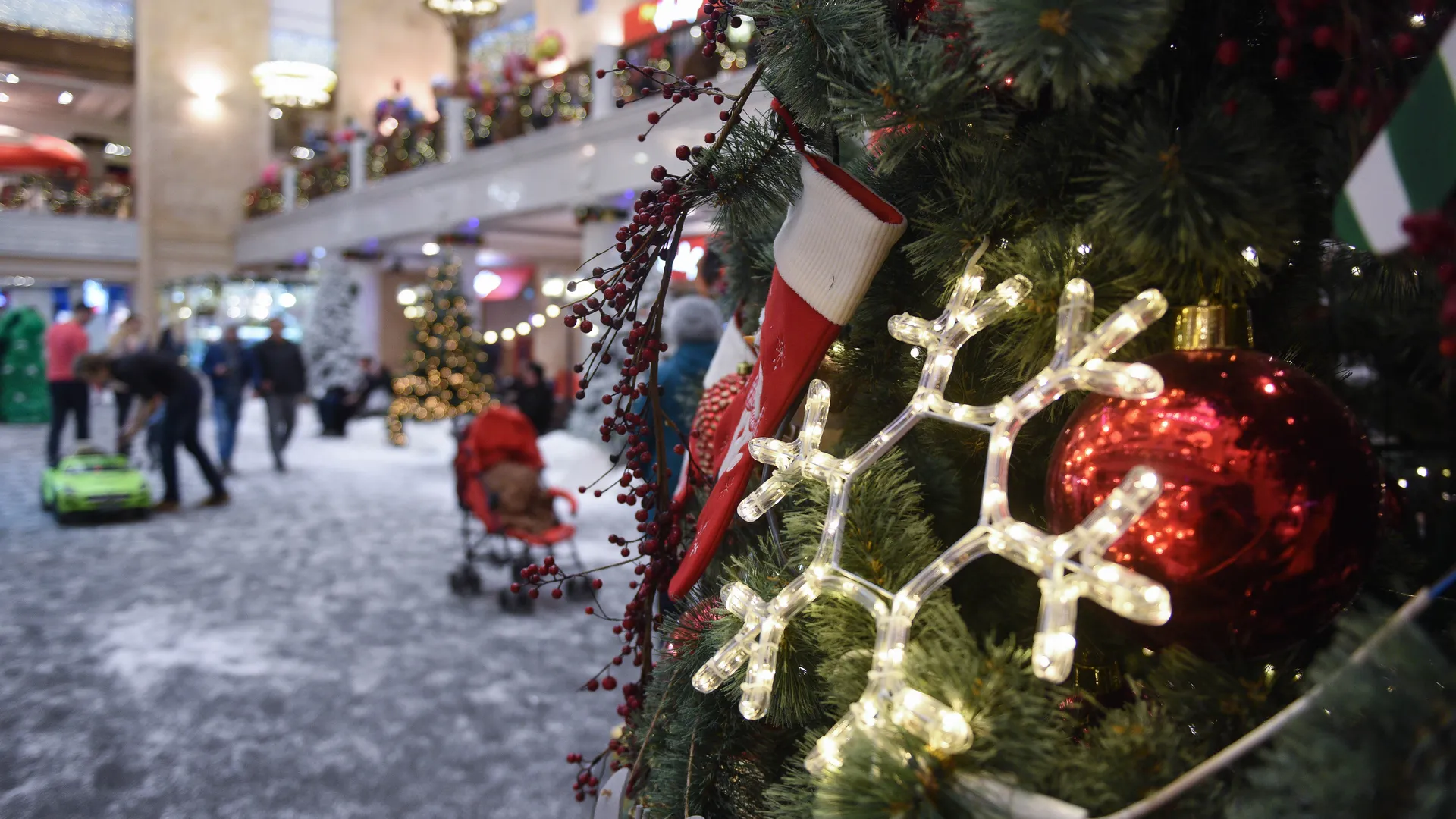 Юрист Елисеев предупредил о штрафе за новогодние украшения на фасадах домов и подъездах