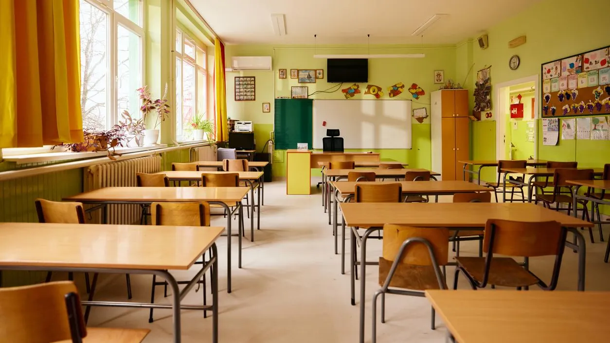 Чиновник посоветовал сельскому учителю с зарплатой 14 тысяч больше работать