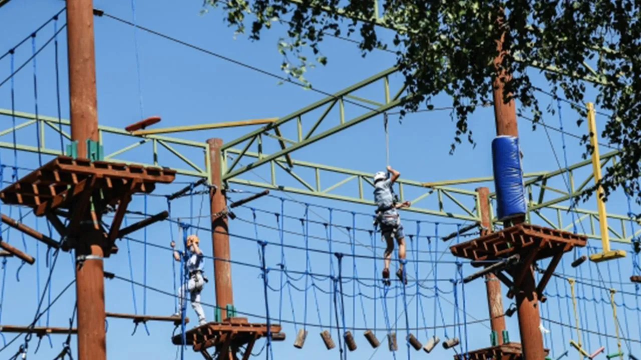 В Новосибирске девочка упала с высоты при прохождении веревочного парка