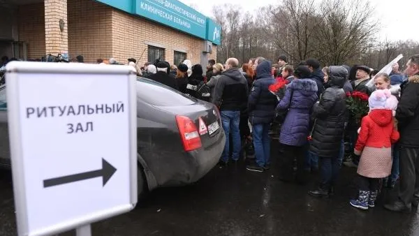 Люди собрались у клиники «Медси» в Подмосковье, чтобы проститься с Задорновым