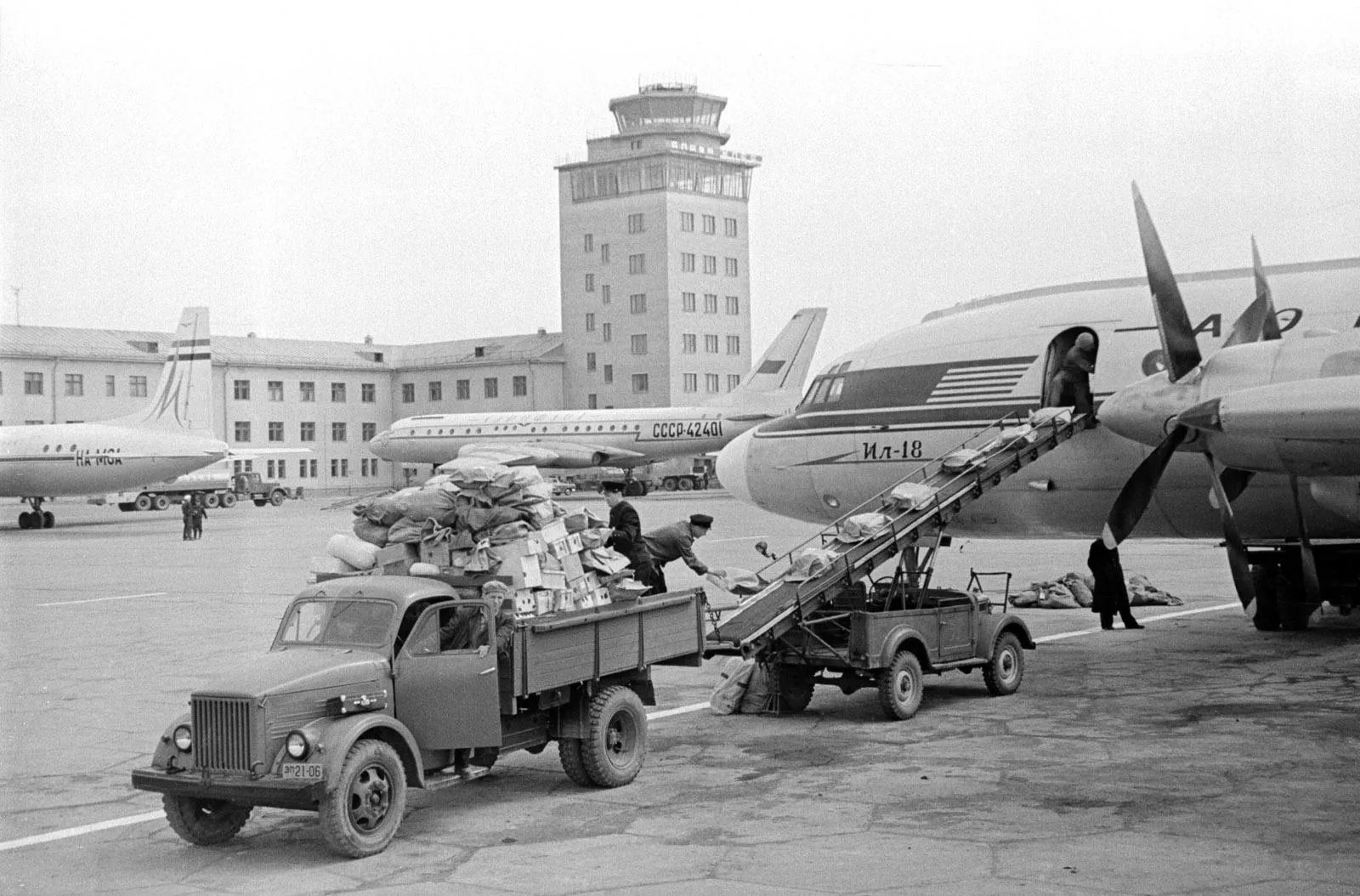 Погрузка почты в самолет Ил-18 в аэропорту Внуково. Апрель 1963 года. Фото В. Балабанова. Главархив Москвы