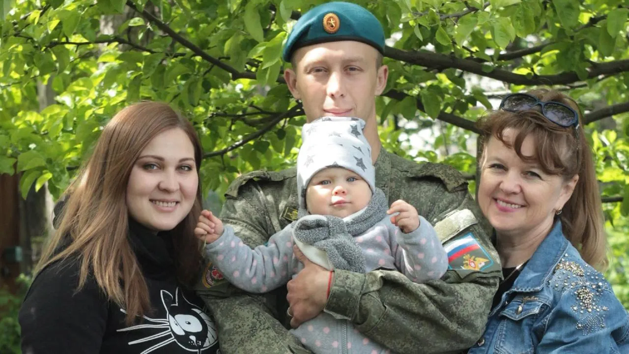 «Возьмем парашюты для папы»: дочка погибшего на СВО десантника утешает маму и бабушку