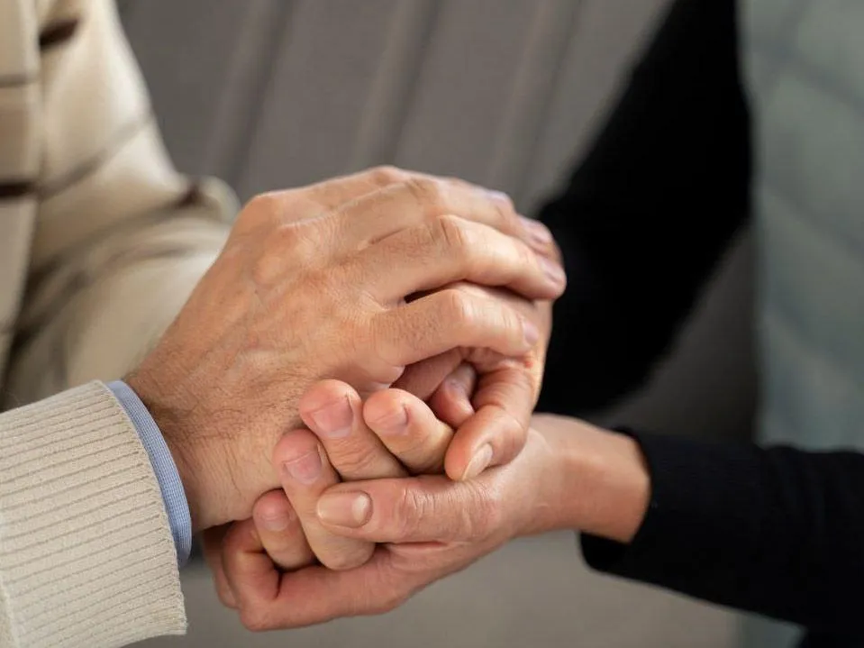 «Нельзя заставить»: священник рассказал, обязан ли православный человек уважать пожилых