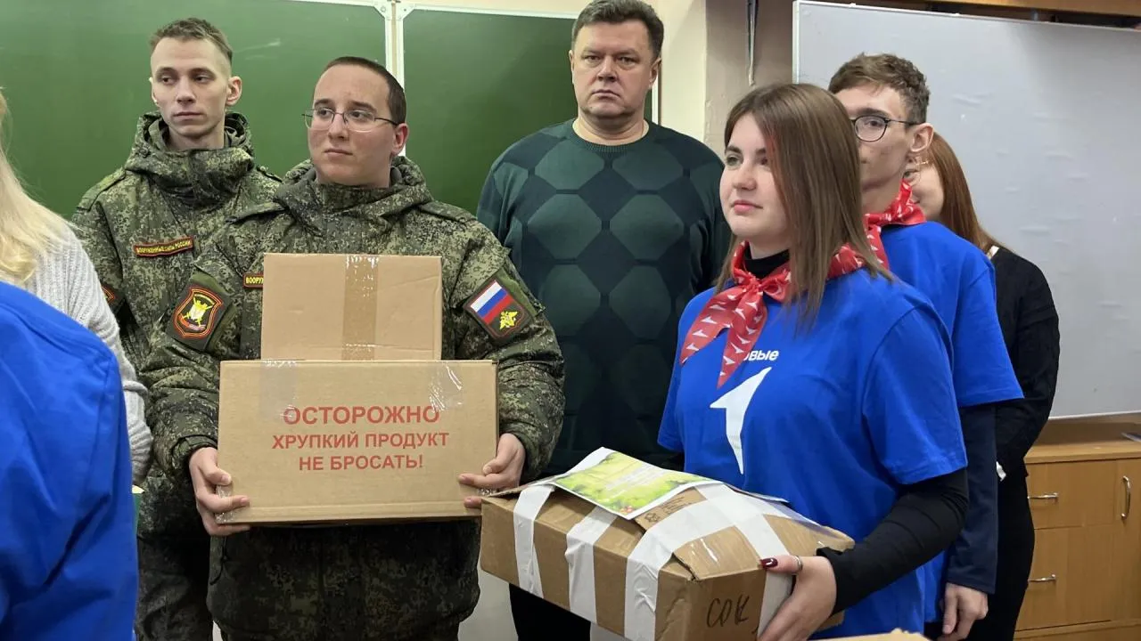 Школьники Наро-Фоминска отправляют бойцам СВО подарки к Новому году