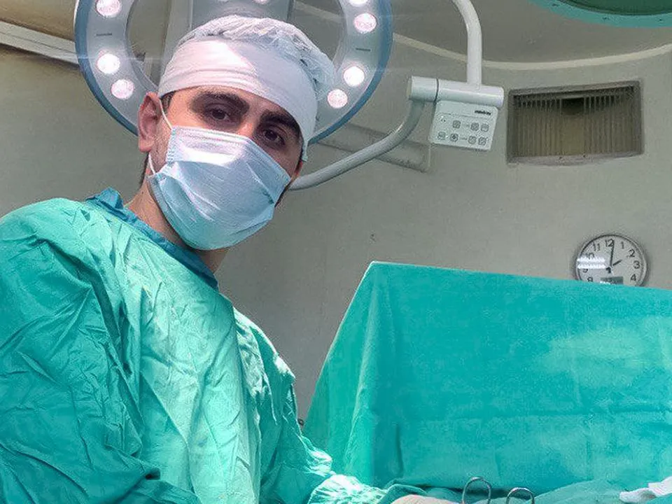 «Пытался объехать кошку и врезался в столб»: врачи в Подмосковье спасли мужчину после странного ДТП