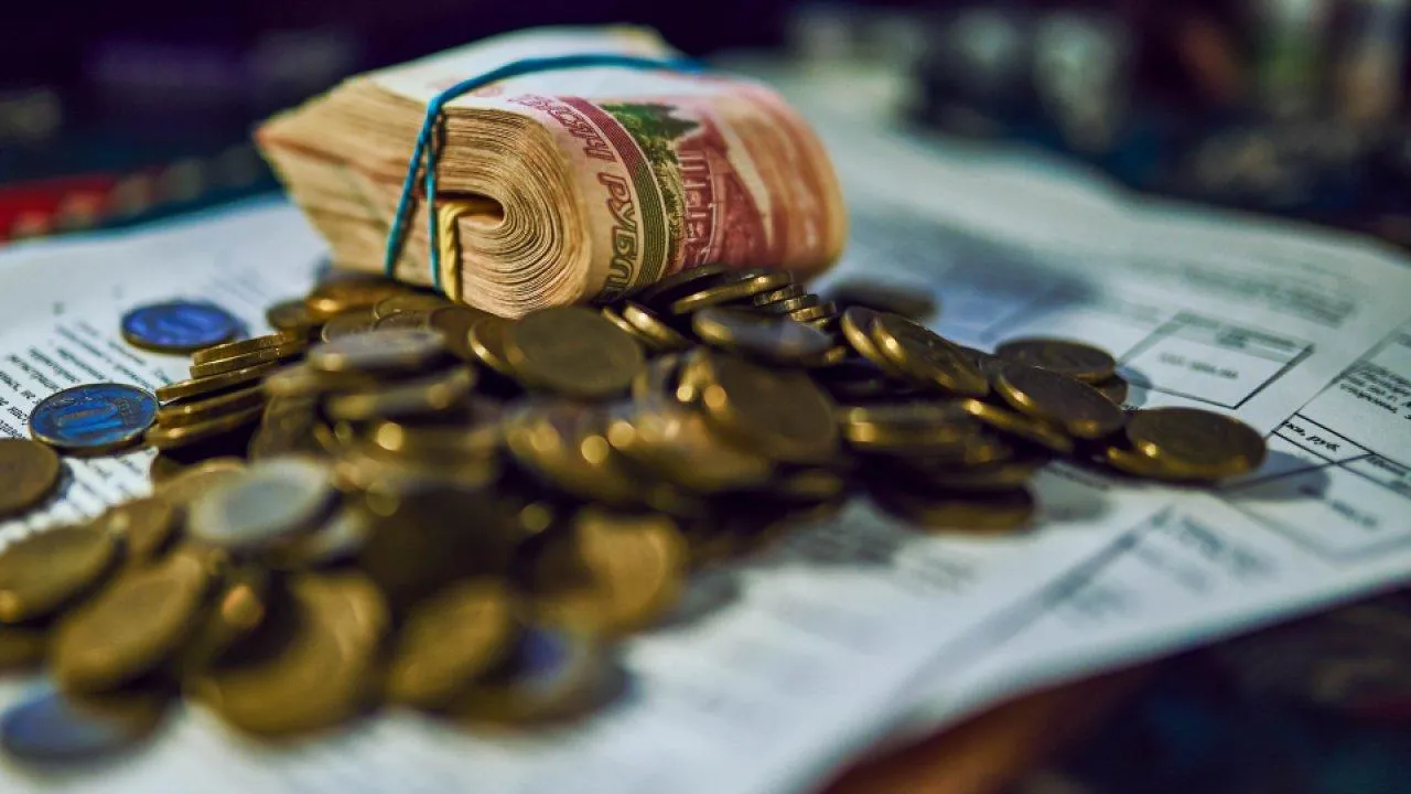 Банки снижают проценты: ставки по вкладам в крупнейших банках опустились ниже 15%