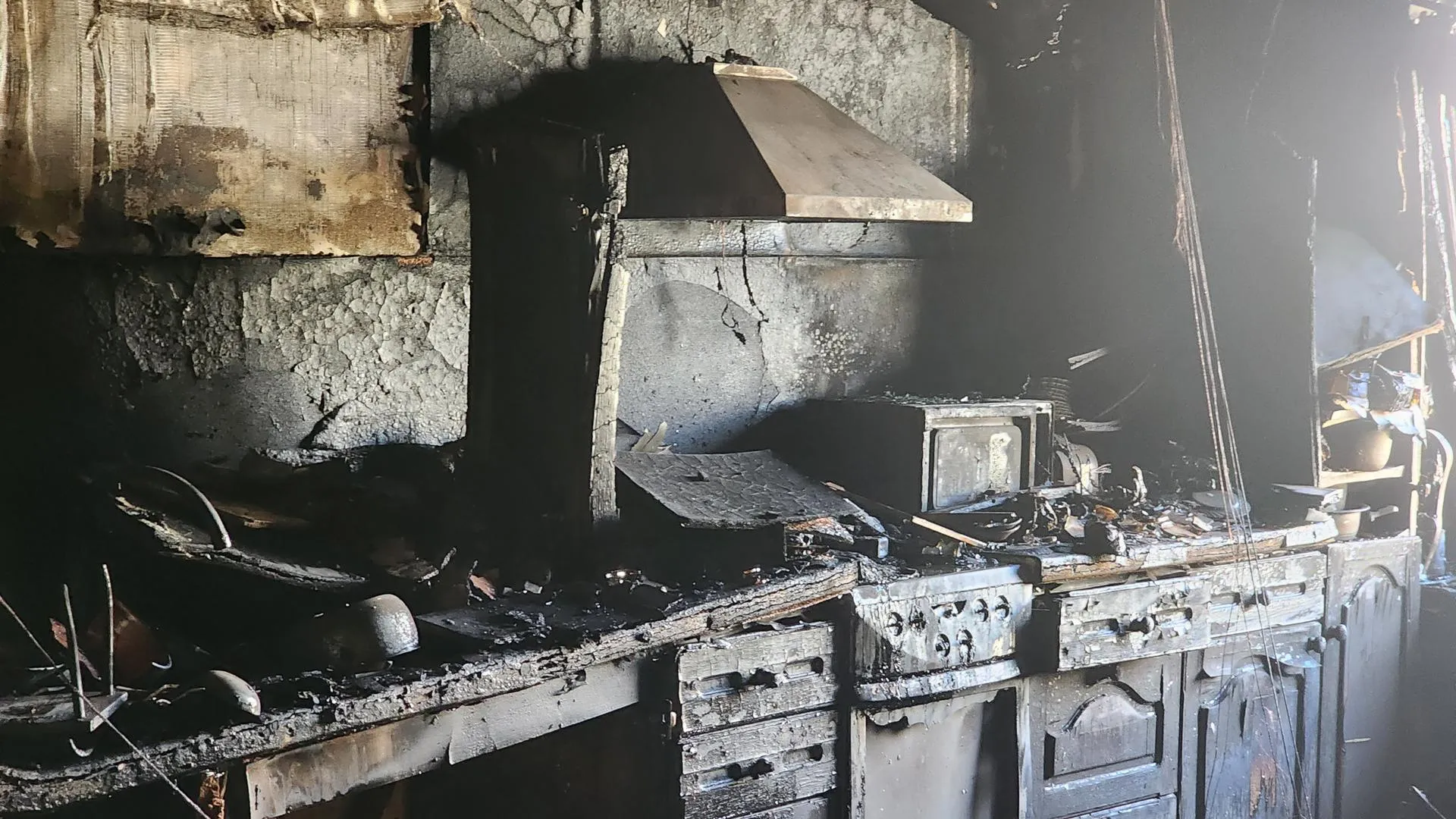 Три человека пострадали при пожаре в жилом доме в Королеве