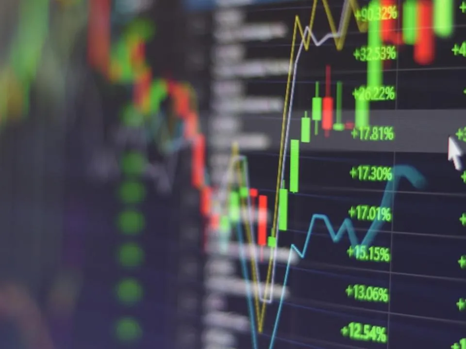 Массовая паника: что будет с деньгами инвесторов после экстренной приостановки торгов на Мосбирже