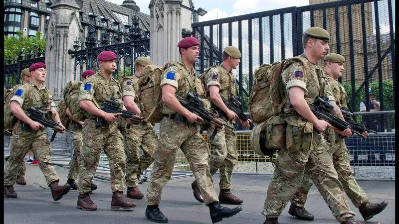 «Путину необходимо предупредить нас за десять лет о нападении»: бывший генерал о состоянии британских ВС