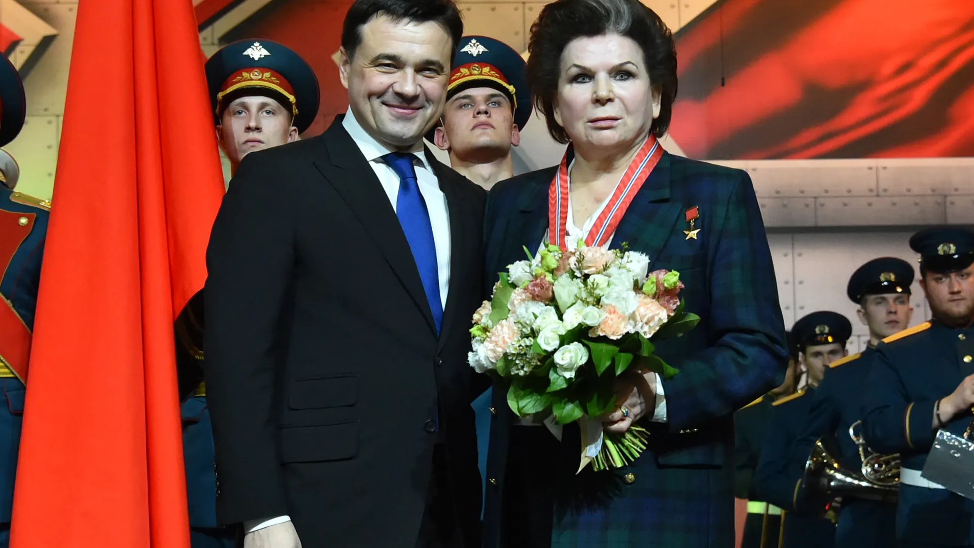 Валентина Терешкова и Андрей Воробьев на церемонии награждения в честь Дня защитника Отечества в Подмосковье
