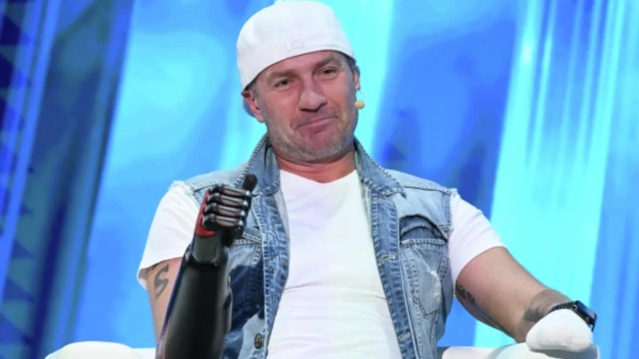 «Очень сильное видео»: Костомаров показал, как встал на коньки после ампутации