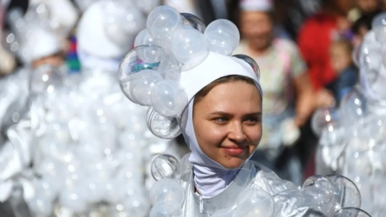 В качестве уличных артистов в Москве выступают дети и пенсионеры