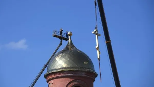 Установка креста на главный храм Росгвардии в городе Балашихе Московской области