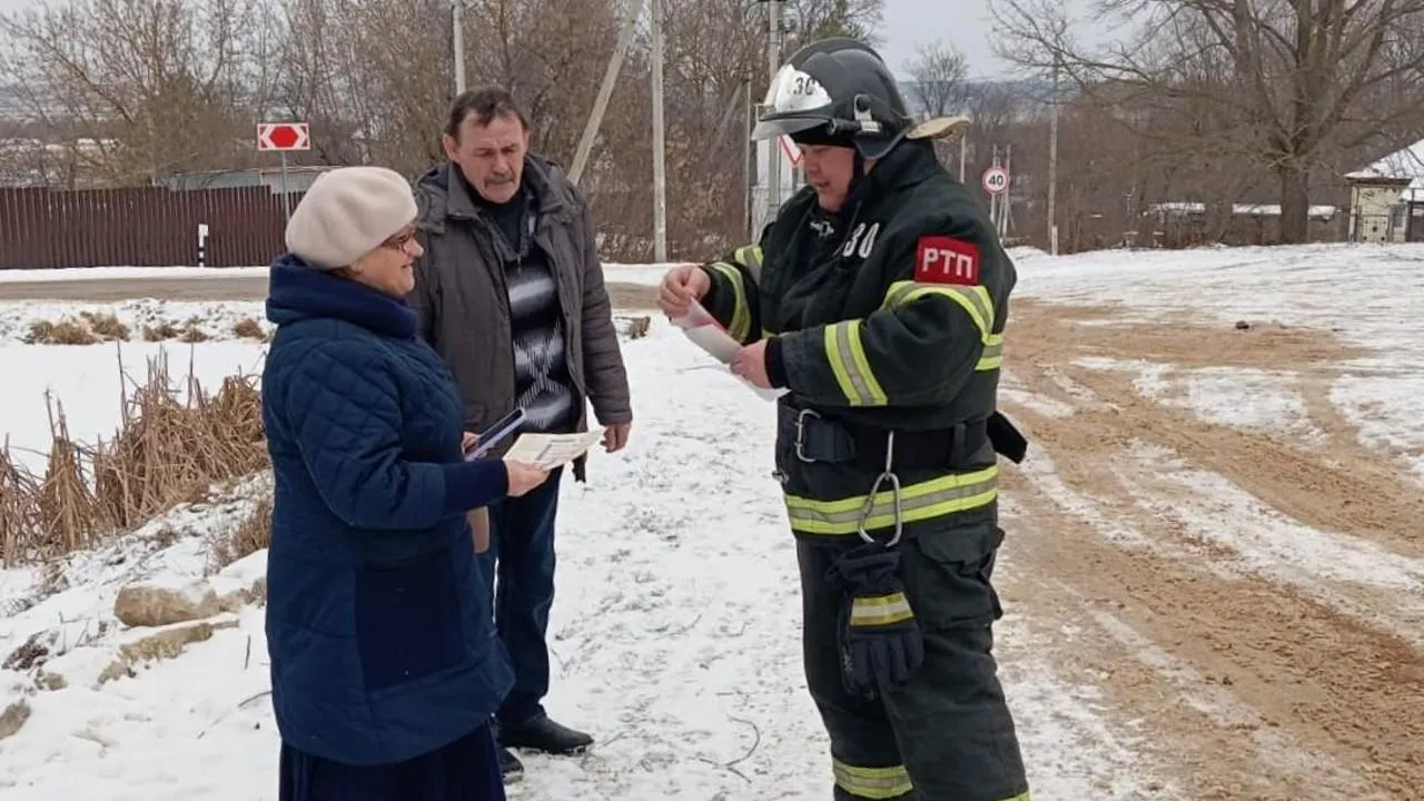 Спасатели в Серпухове и Серебряных Прудах напомнили жителям о правилах пожарной безопасности в быту