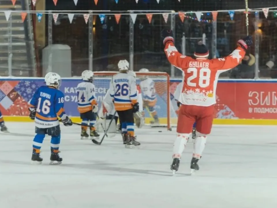 Мастер-класс от известных хоккеистов для юных спортсменов из Черноголовки. Фото: пресс-служба министерства физической культуры и спорта Московской области