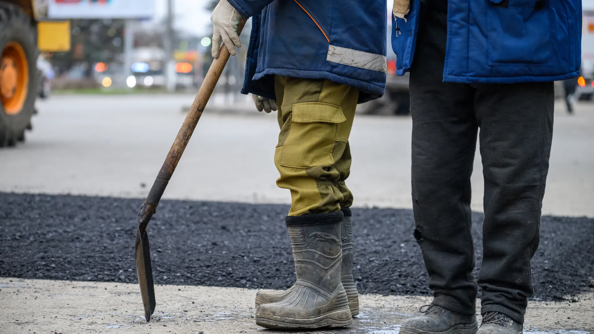 Несуразные дорожники насмешили людей: в Южно-Сахалинске нашли опередивший реальность дорожный знак
