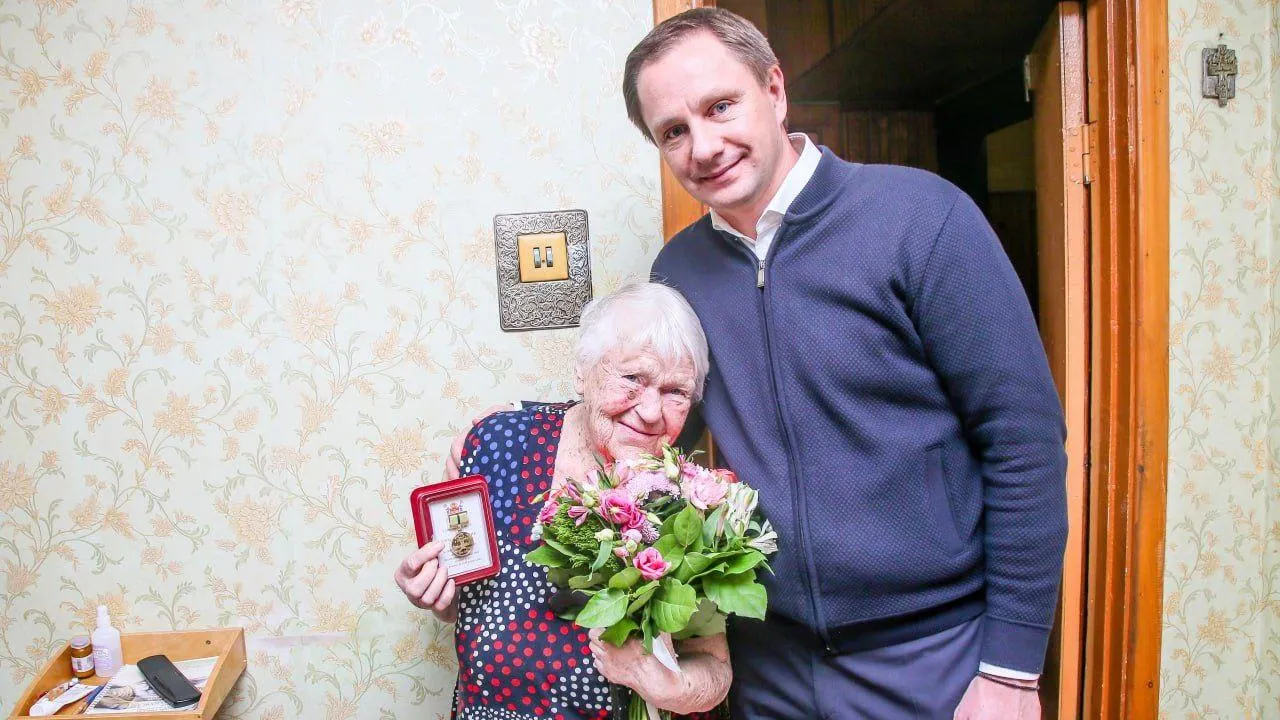 Глава Волков вручил почетный знак жительнице блокадного Ленинграда