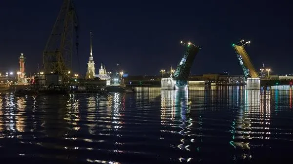 В Санкт-Петербурге на Неве и Малой Неве открылся сезон развода мостов
