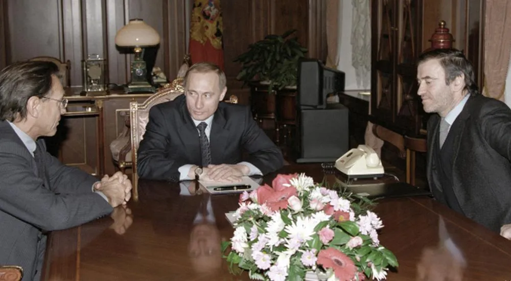 И. о. президента РФ Владимир Путин (в центре), кинорежиссер Андрей Кончаловский (слева) и главный дирижер и художественный руководитель Мариинского театра Валерий Гергиев (справа). 2005 год