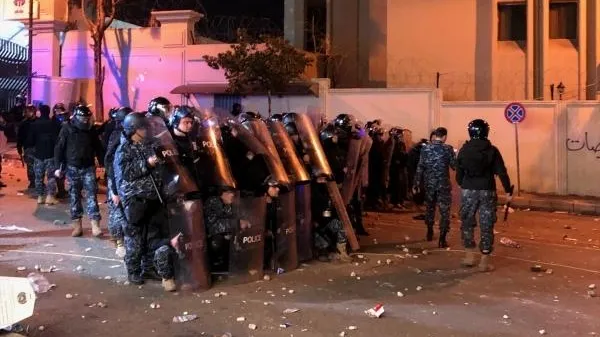 Российское посольство в Бейруте охраняют военные