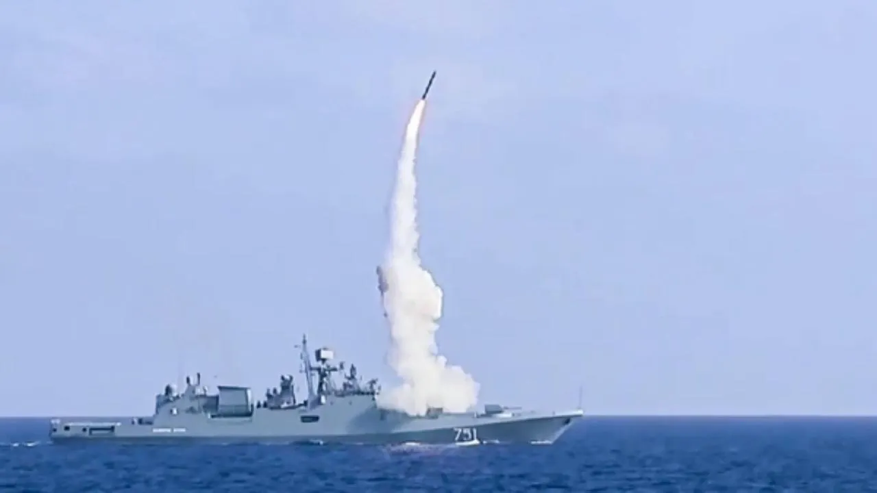 Российский корабль нанес удар ракетами «Калибр» по украинским военным объектам