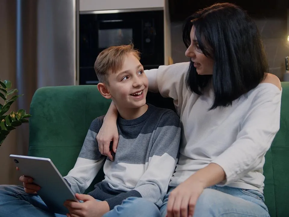 Давать сдачи и не жаловаться: психологи объяснили, почему «маргинальное» геттоссори-воспитание лучше «идеальных мам»