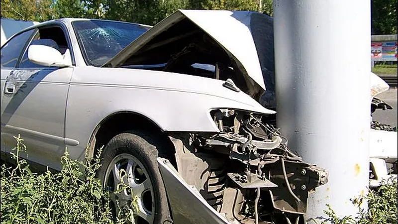 «Опель» влетел в столб в СВАО, двое ранены