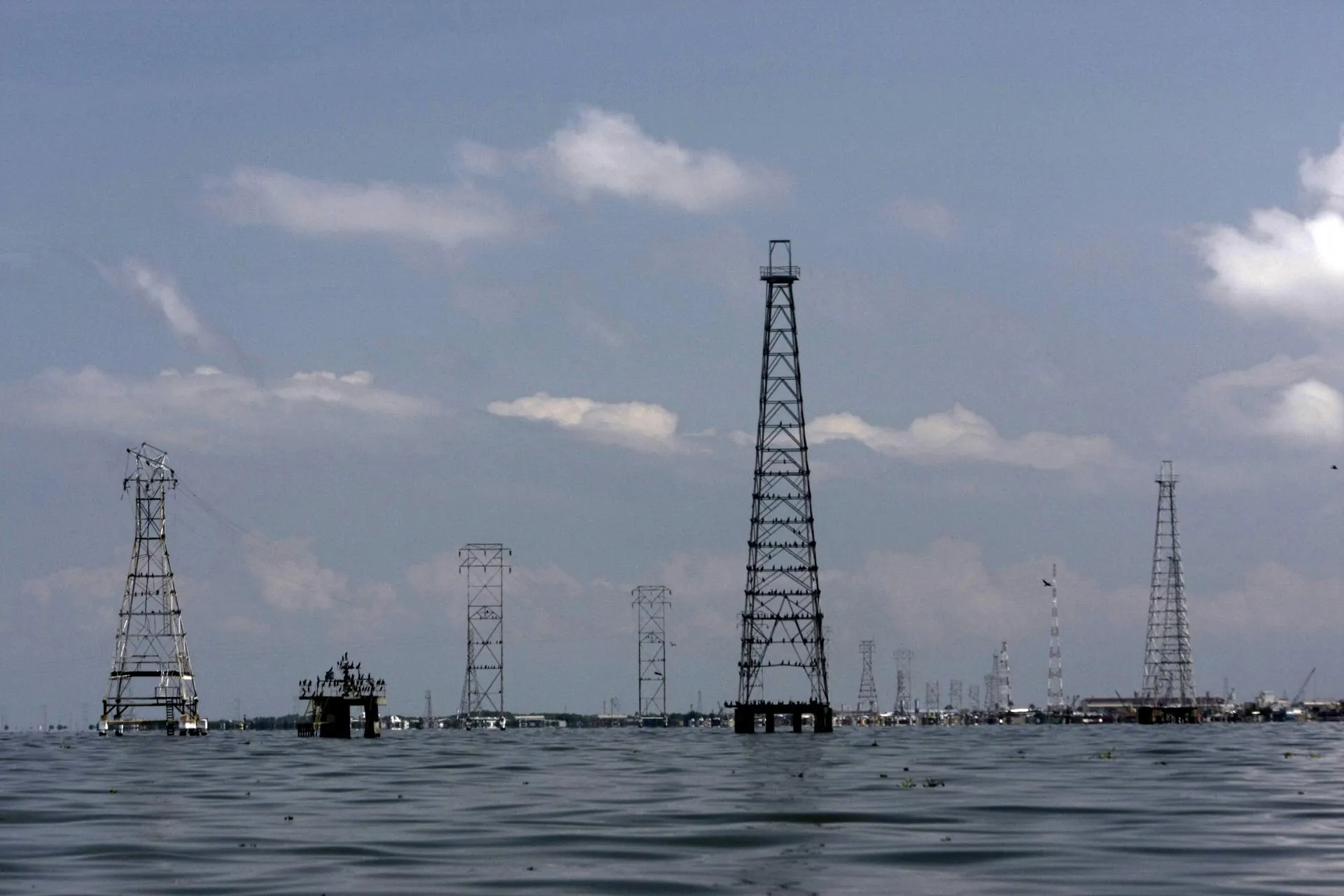 Нефтяные платформы, Венесуэла. Jose Isaac Bula Urrutia/ Eyepix