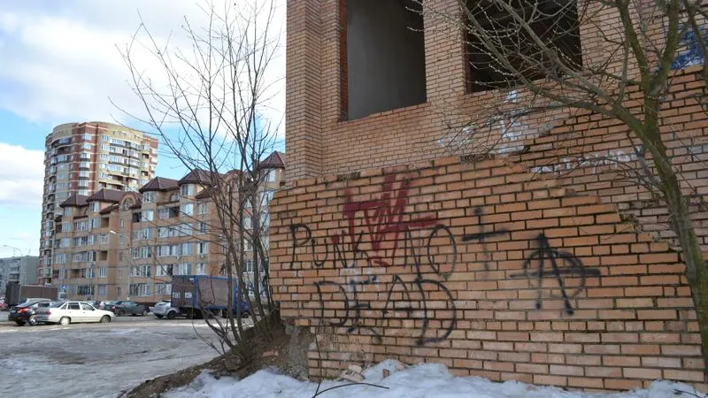 Недостроенный ДК в Раменском районе притягивает бомжей