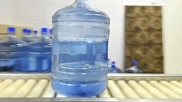 В бутилированной воде химики нашли тысячи частиц микропластика