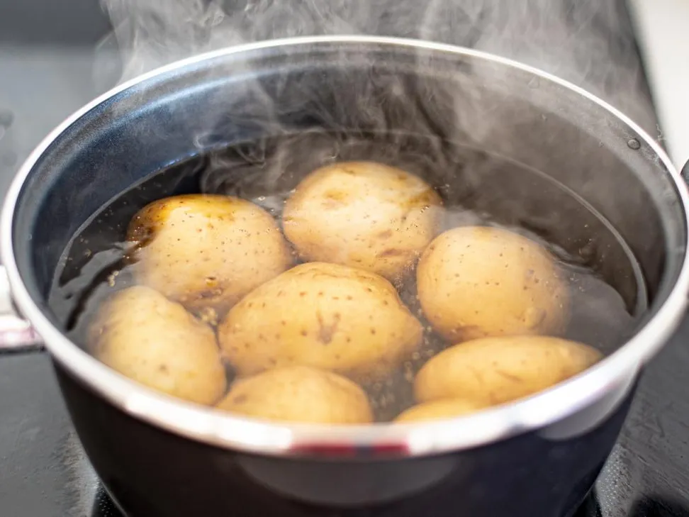 Опаснее, чем кажется: врач рассказал о плачевных последствиях ингаляций над картошкой при ОРВИ