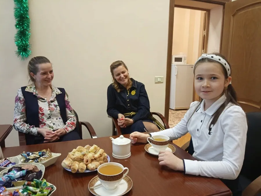 Гостей из Звенигорода пригласили на&nbsp;чаепитие к&nbsp;депутату Государственной думы Алле Поляковой/источник: пресс-служба администрации Одинцовского округа