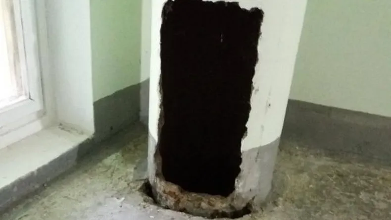 Коммунальщики вырезали огромные дыры в мусоропроводе многоэтажки в Воскресенске