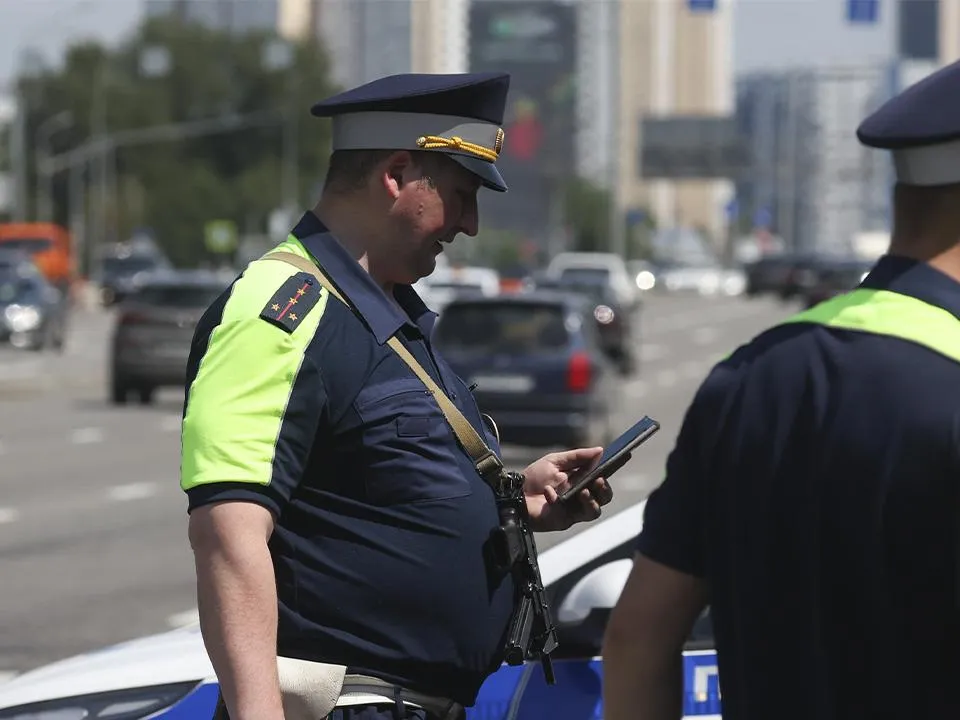 «Ограничивает личное пространство и спасает от жары»: депутат ГД Нилов призвал не штрафовать за тонировку
