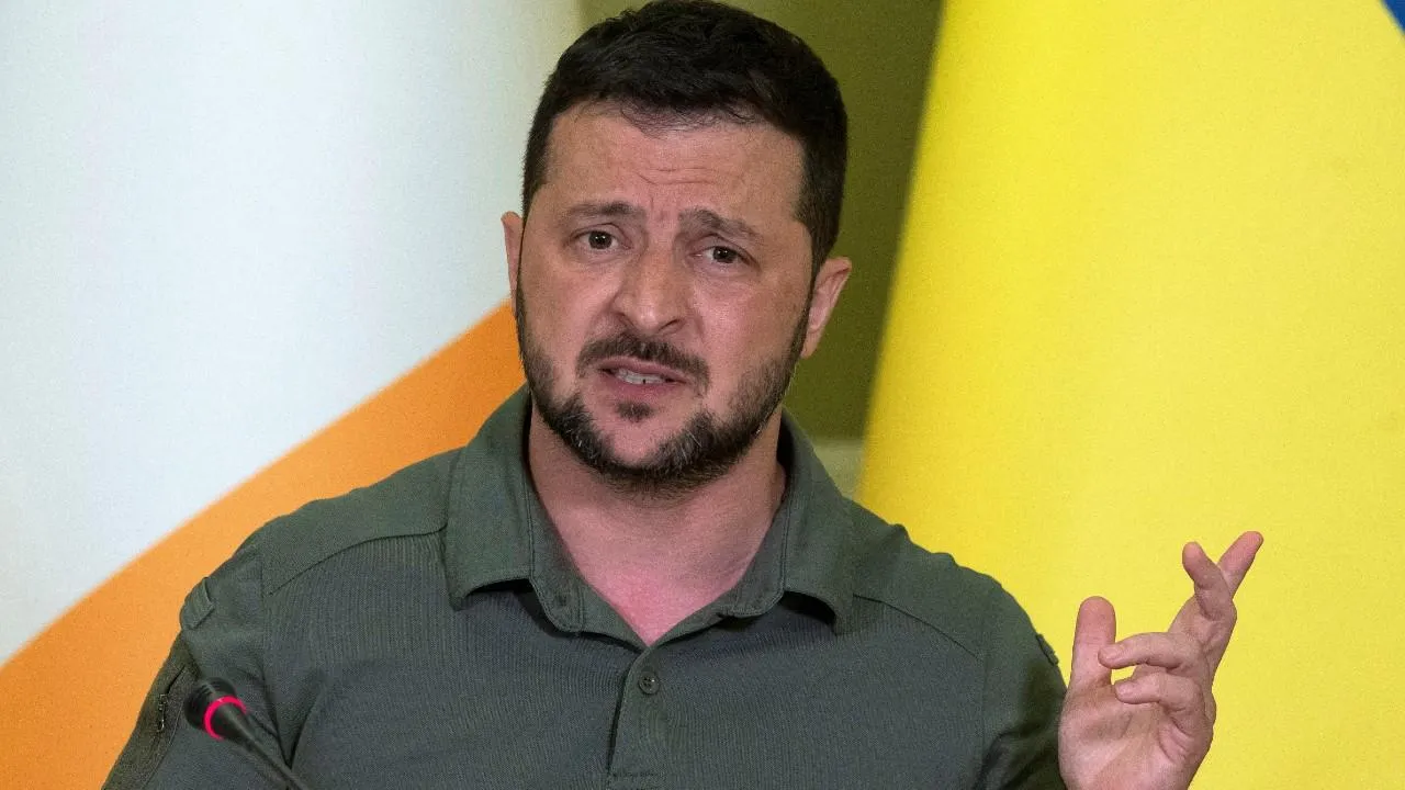 Зеленский продлил военное положение на Украине