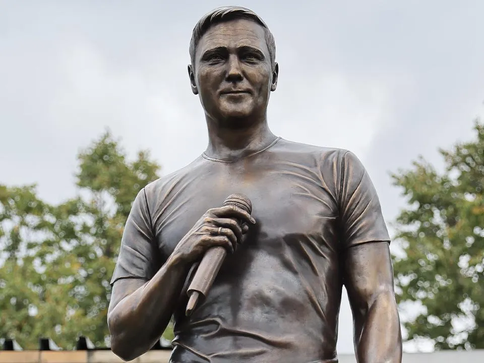 «Душа просит признания»: экстрасенс объяснила толпы людей на могиле Шатунова