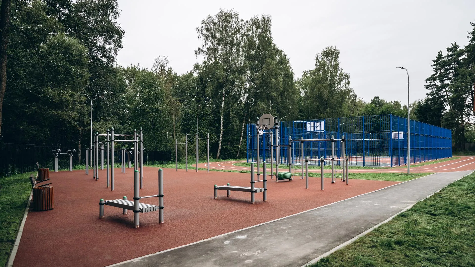 В школе подмосковного Щелкова в рамках областной программы построили стадион