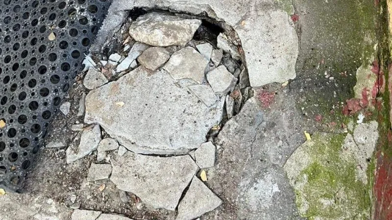 Ребенок провалился в яму около подъезда в Долгопрудном
