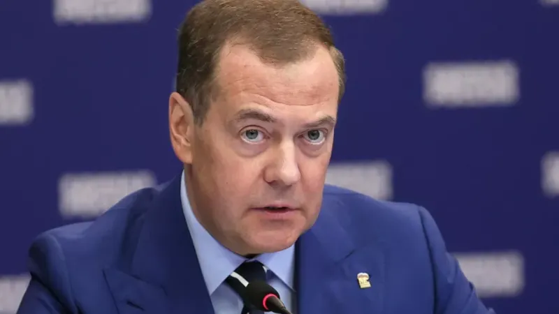 Медведев убежден, что страны могут успешно развиваться без влияния Запада